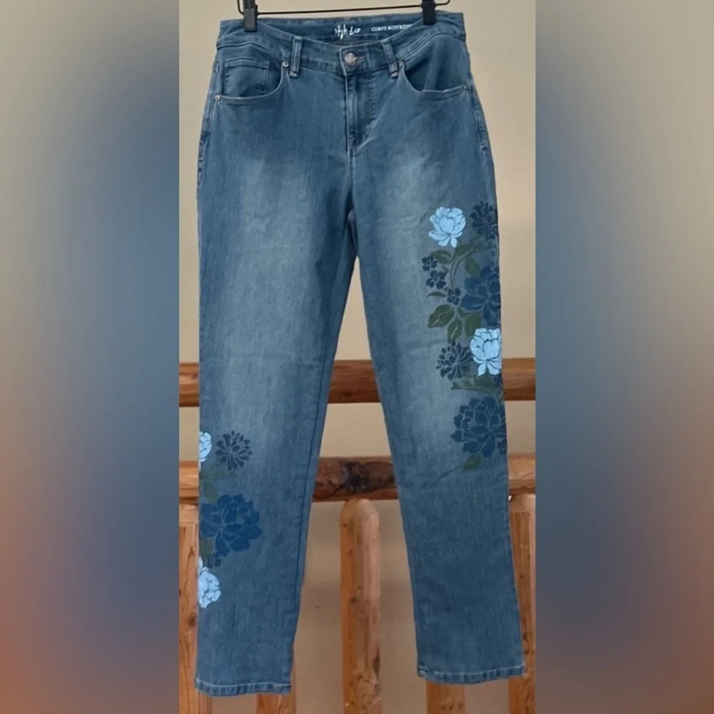 🪻🤍 Style & Co Curvy Boyfriend Jeans – Floral Embroidered – Size 2